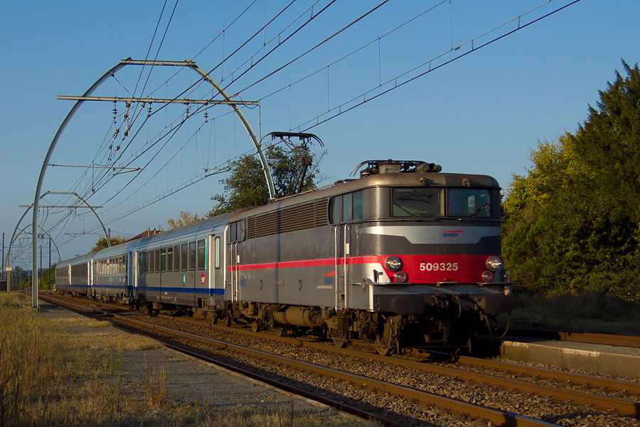 A Rion des Landes voici la BB 9325 Multi sur un TER le 19.09.2008.jpg